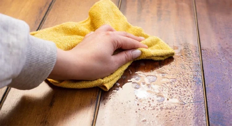 Cách xử lý vết dầu mỡ trên sàn gỗ