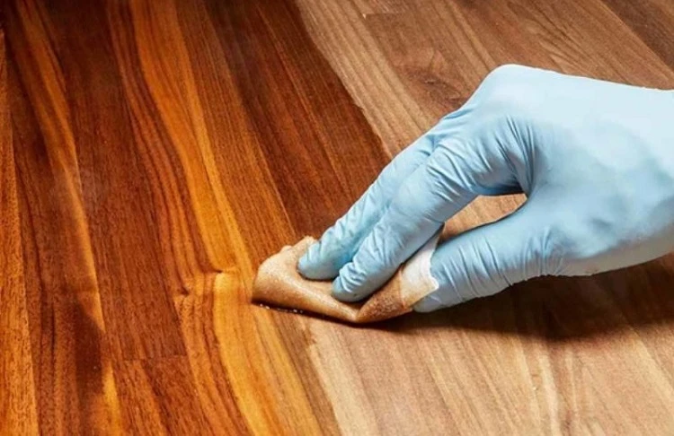 Cách xử lý vết keo, sơn móng tay trên sàn gỗ