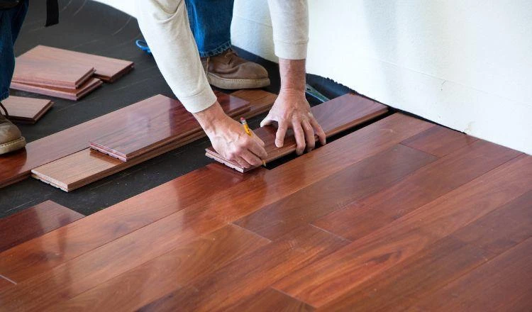 Cố Định Ván Gỗ Cuối Cùng Vào Sàn Nhà