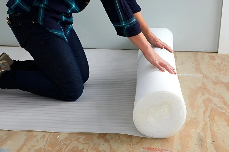 Kiểm soát độ ẩm mặt bằng bằng lớp lót xốp chống ẩm