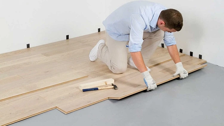 Lắp ghép lần lượt ván sàn bằng hẻm khóa âm dương