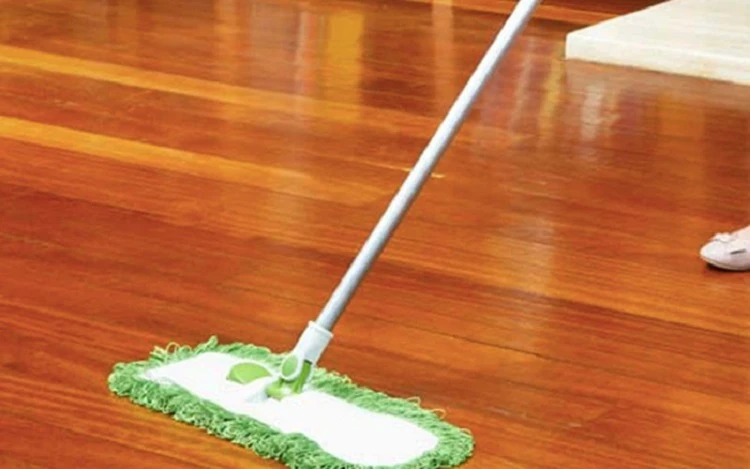 Phương pháp làm sạch tổng thể để xử lý các vết bẩn cứng đầu trên sàn gỗ