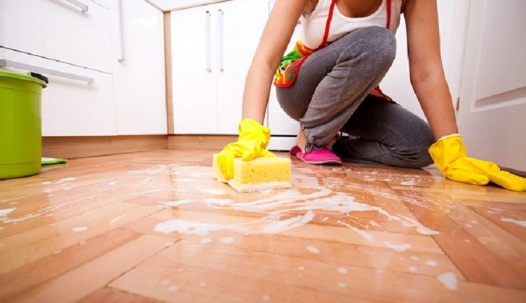 Sử dụng xà phòng lành tính để xử lý các vết bẩn cứng đầu trên sàn gỗ