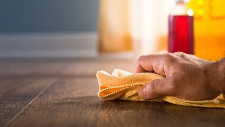 Sử dụng giấm, rượu để phục hồi sàn gỗ cũ bị trầy xước