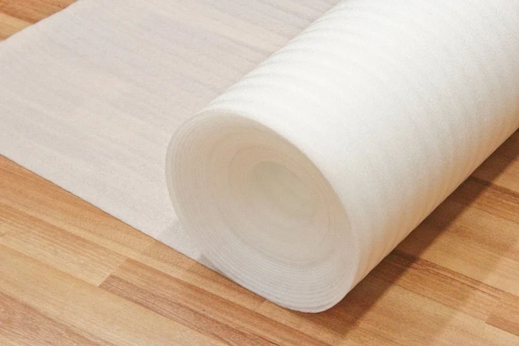 Trải tấm xốp lót trước khi lắp đặt sàn gỗ