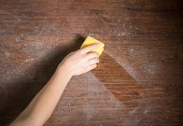 Vệ sinh sàn gỗ đúng cách để tránh bị ẩm mốc cho sàn gỗ