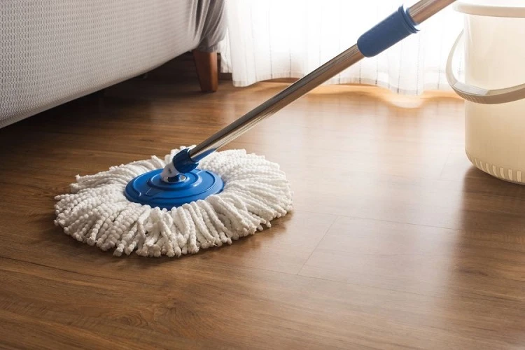 Cách vệ sinh ảnh hưởng đến độ bền và tuổi thọ của sàn gỗ