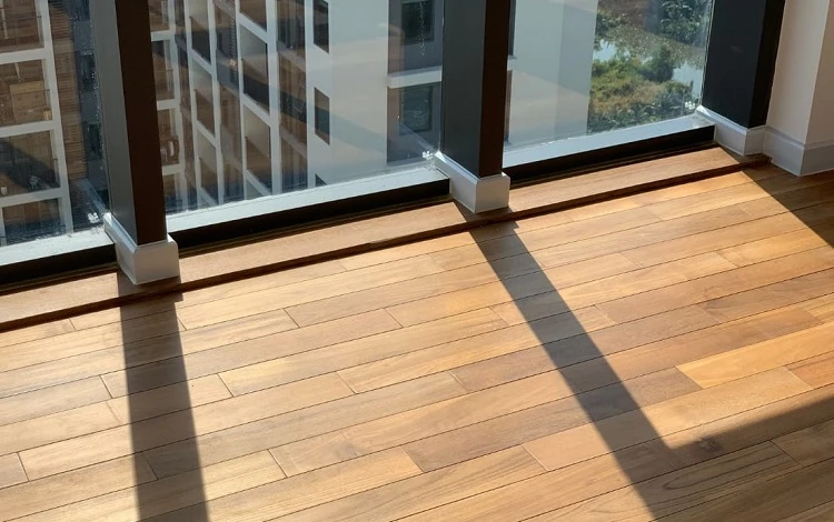 Cần cân bằng độ ẩm và nhiệt độ để tránh sàn gỗ bị cong vênh