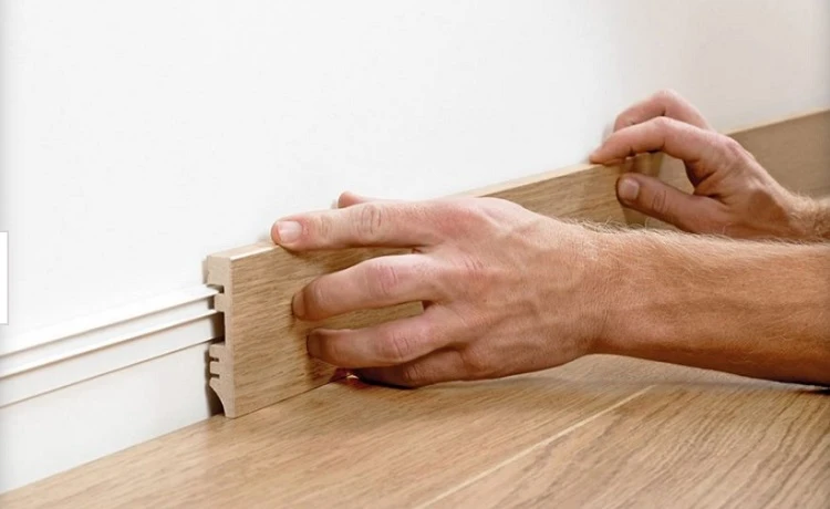 Cần tháo nẹp chân tường và sàn gỗ công nghiệp