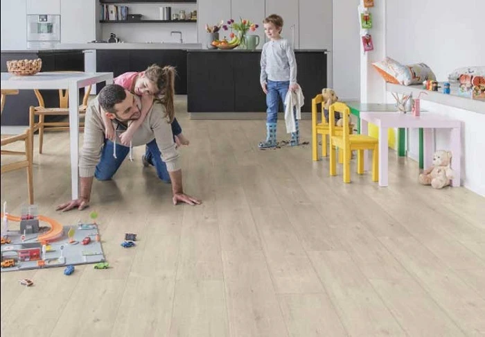 Chọn sàn gỗ dễ dàng vệ sinh, lau chùi