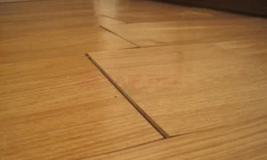 Sàn gỗ bị cong vênh: Nguyên nhân và cách khắc phục hiệu quả