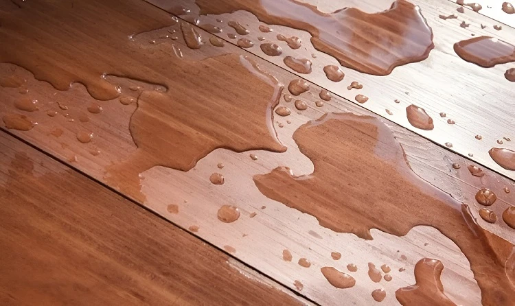 Sàn gỗ bị thấm nước dẫn đến tình trạng cong vênh