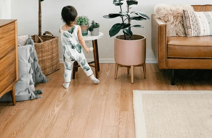 Sàn gỗ tự nhiên phù hợp cho gia đình có trẻ nhỏ