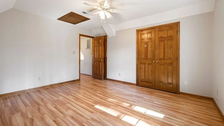 So sánh sàn gỗ và gạch men về độ bền