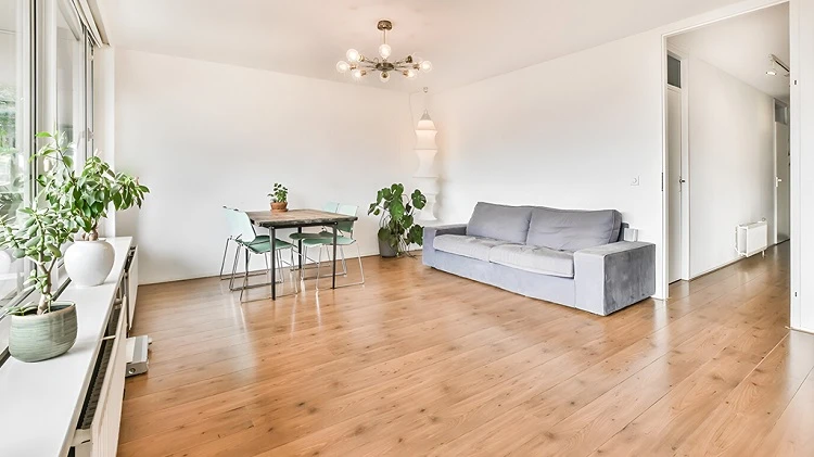 Mẫu sàn gỗ công nghiệp làm nổi bật không gian phòng khách